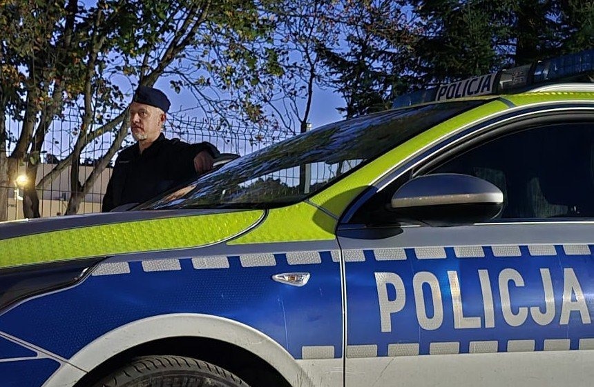 Nietypowy finał pościgu za kobietą pod Poznaniem. Najpierw uciekała przed policjantem, później błagała go o ratunek