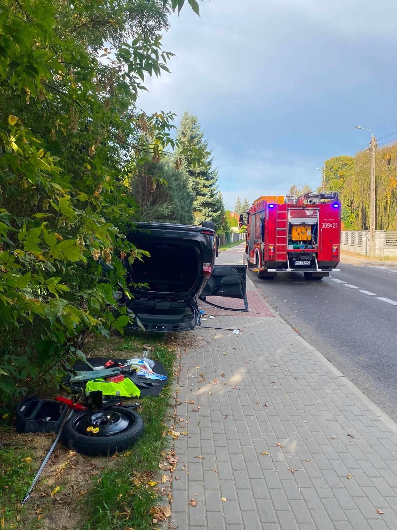 Poważny wypadek pod Poznaniem. Auto dachowało, jedna osoba trafiła do szpitala
