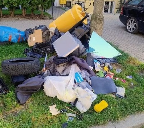 Pozbył się śmieci na ulicy, w odpadach zostawił swoje dane