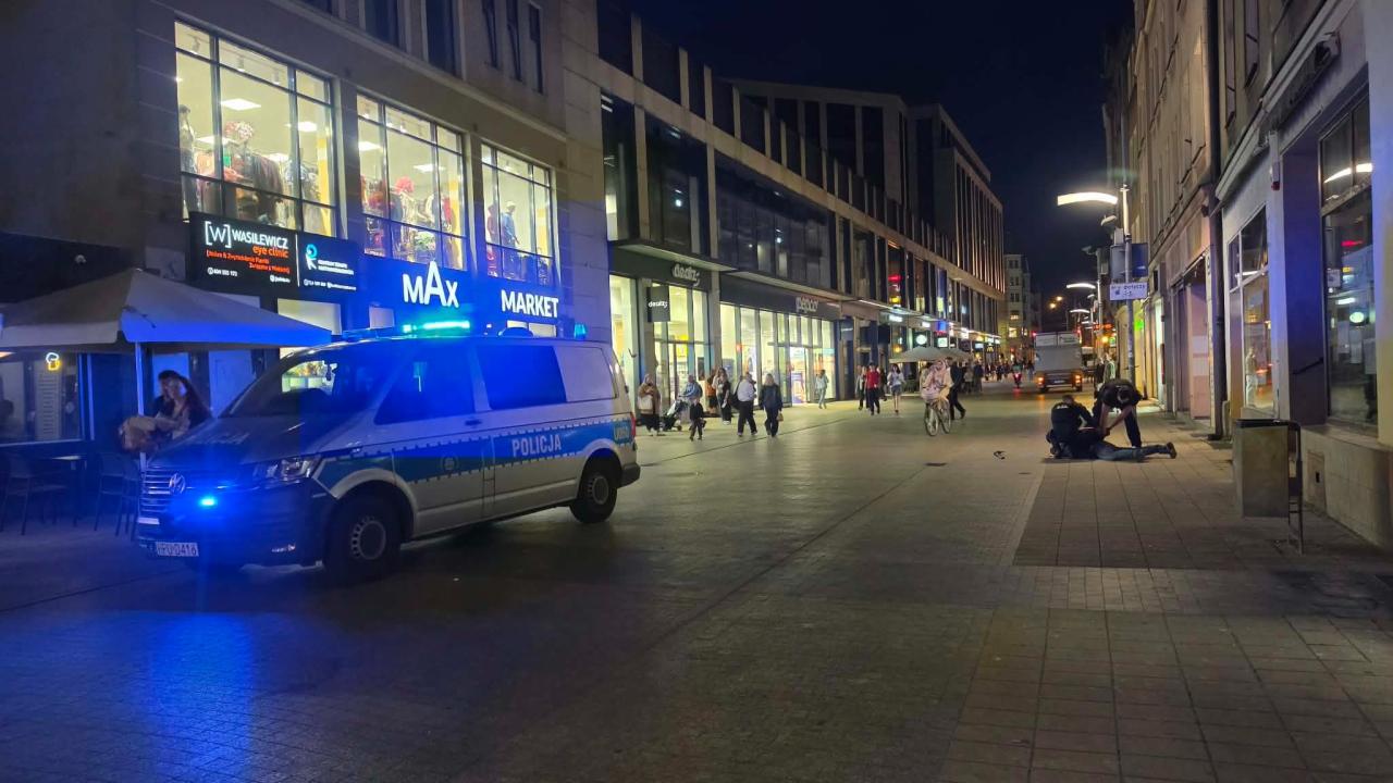 Pijany mężczyzna chodził po Półwiejskiej z siekierą. "Ostrzył ją o chodnik"