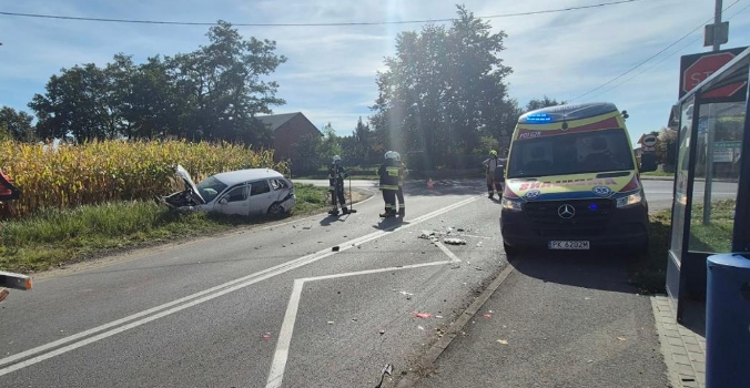 Groźnie wyglądający wypadek. Samochody zderzyły się na skrzyżowaniu. Jedna osoba została ranna