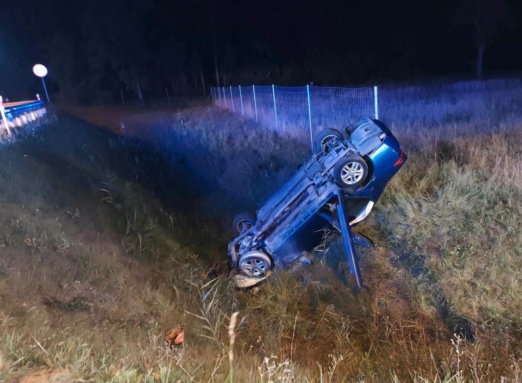 W wyniku zderzenia samochodów jedno z aut dachowało. To cud, iż nikt nie odniósł obrażeń