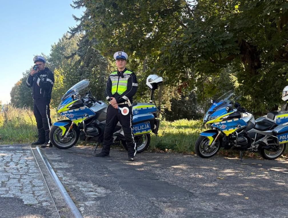 19-latek jechał motocyklem na jednym kole. Miał pecha