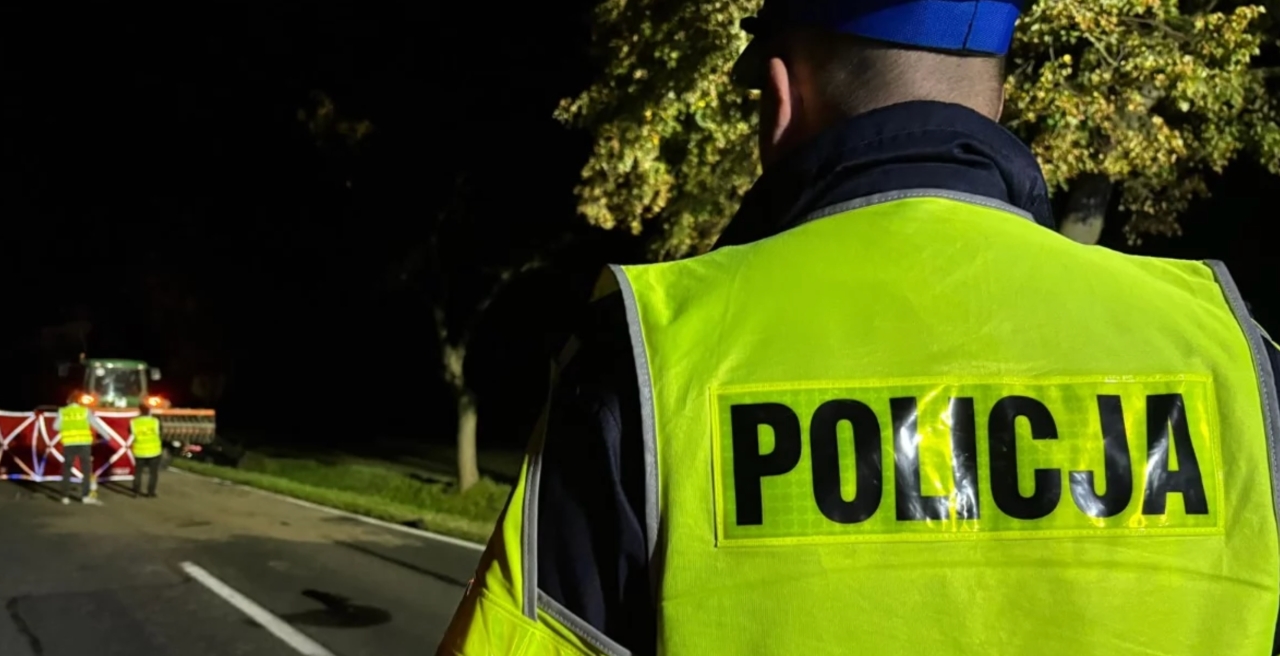 Koszmarny wypadek w regionie. Po kolizji z ciągnikiem rolniczym wszedł na jezdnię, śmiertelnie potrąciło go inne auto