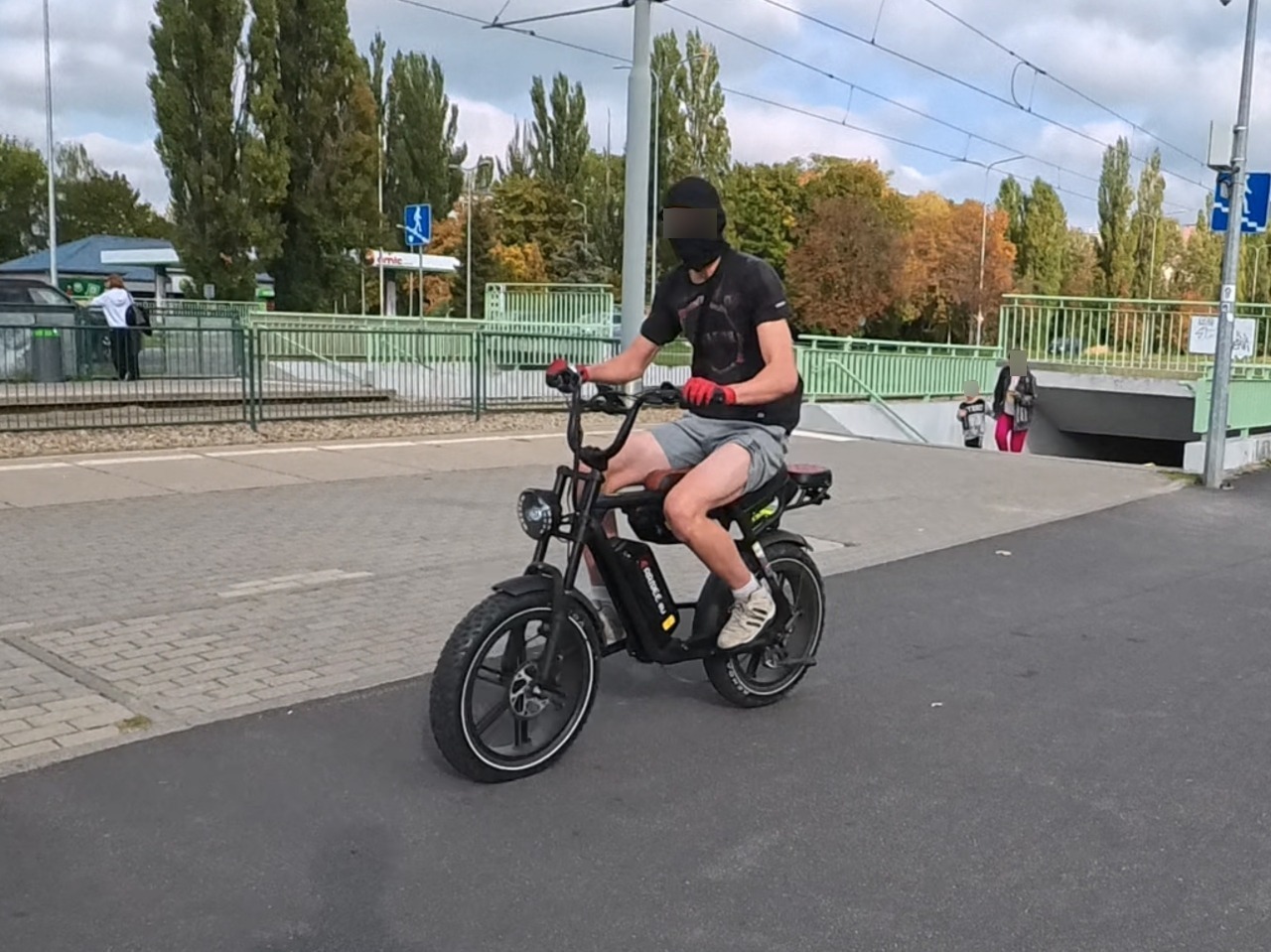 "Pirat" lawirował między ludźmi na motorowerze na ścieżce pieszo-rowerowej. "Myślę, iż jechał około 50 km/h"