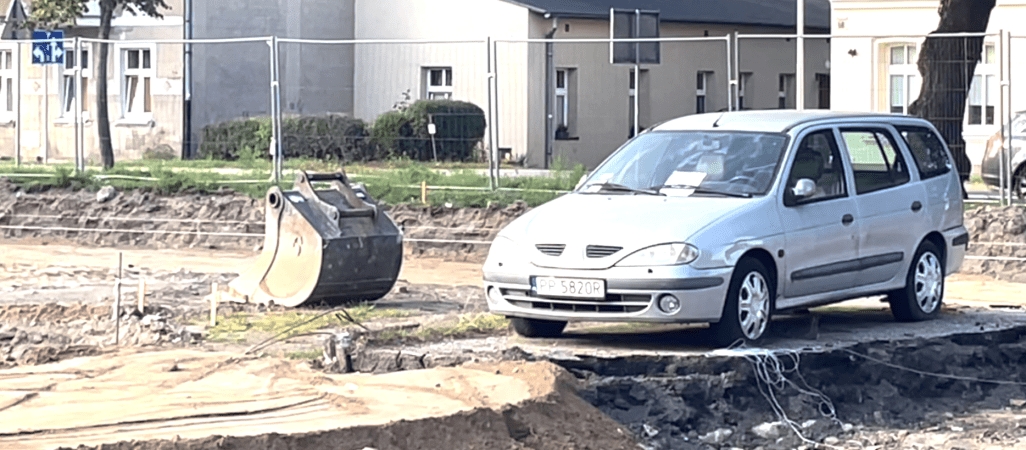 Nietypowy obrazek w wielkopolskim mieście. Samotne auto utknęło na placu budowy parkingu
