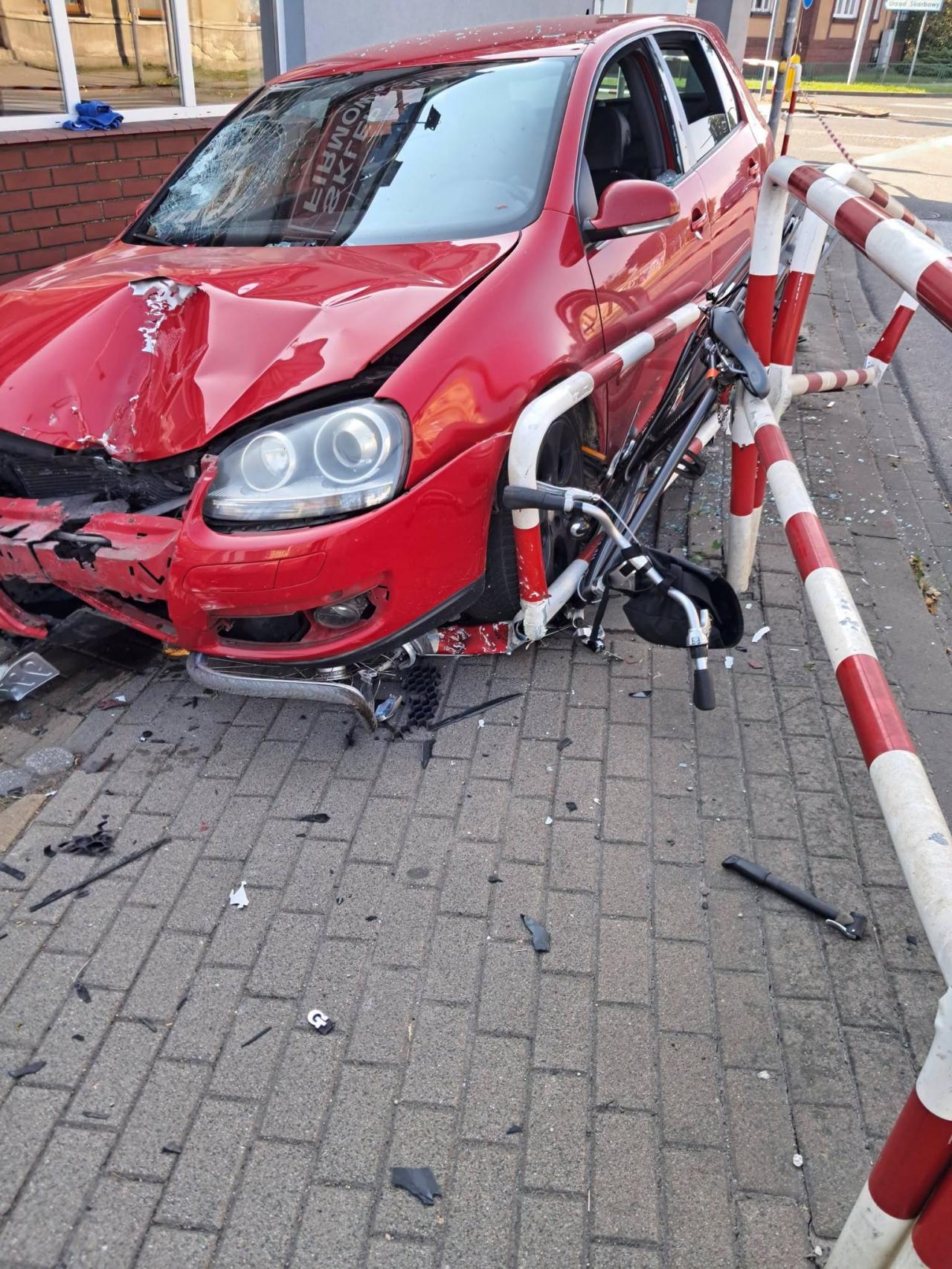 O krok od tragedii w regionie. Pijany kierowca wjechał na chodnik i potrącił pieszego