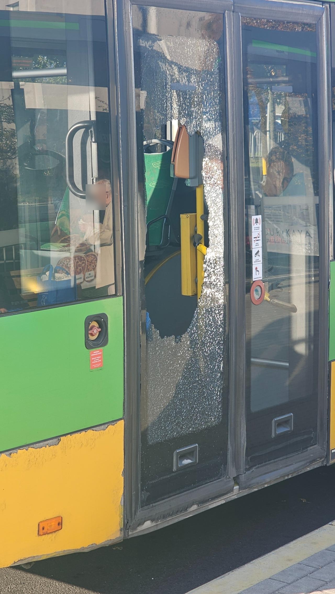 Wybita szyba w miejskim autobusie. Na miejsce jedzie radiowóz