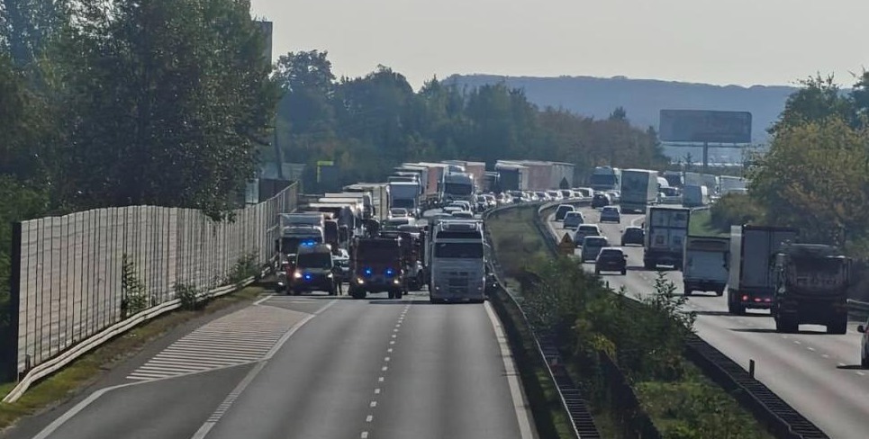 Korek na trasie S11 pod Poznaniem. Dwie osobówki zderzyły się z ciężarówką