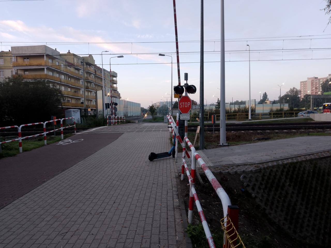 Znak przy przejściu przez tory na północy Poznania zostawiony przez zaniedbanie? PKP PLK odpowiada