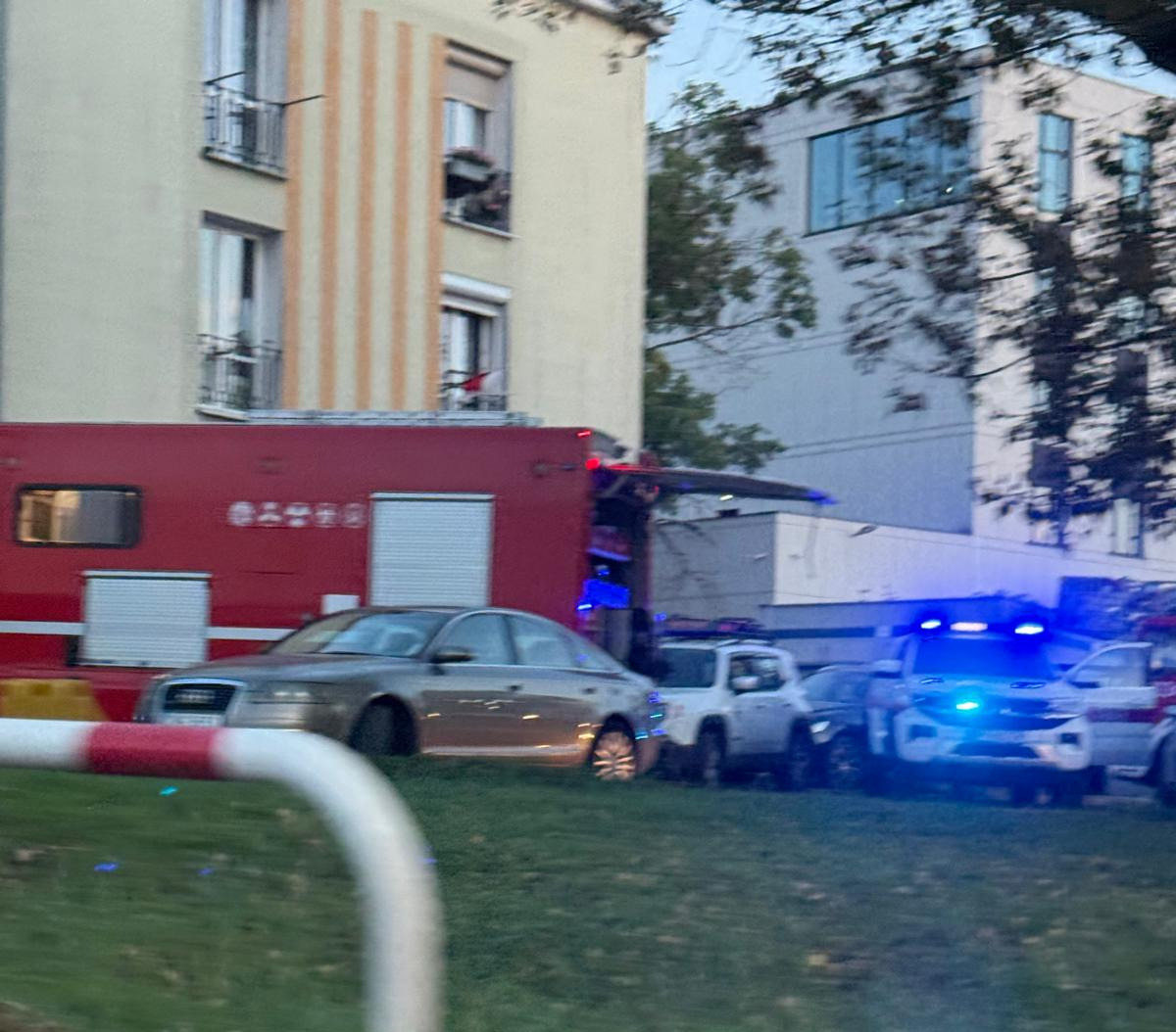 Kilka strażackich zastępów, pogotowie i policja przed jednym z bloków w podpoznańskiej miejscowości