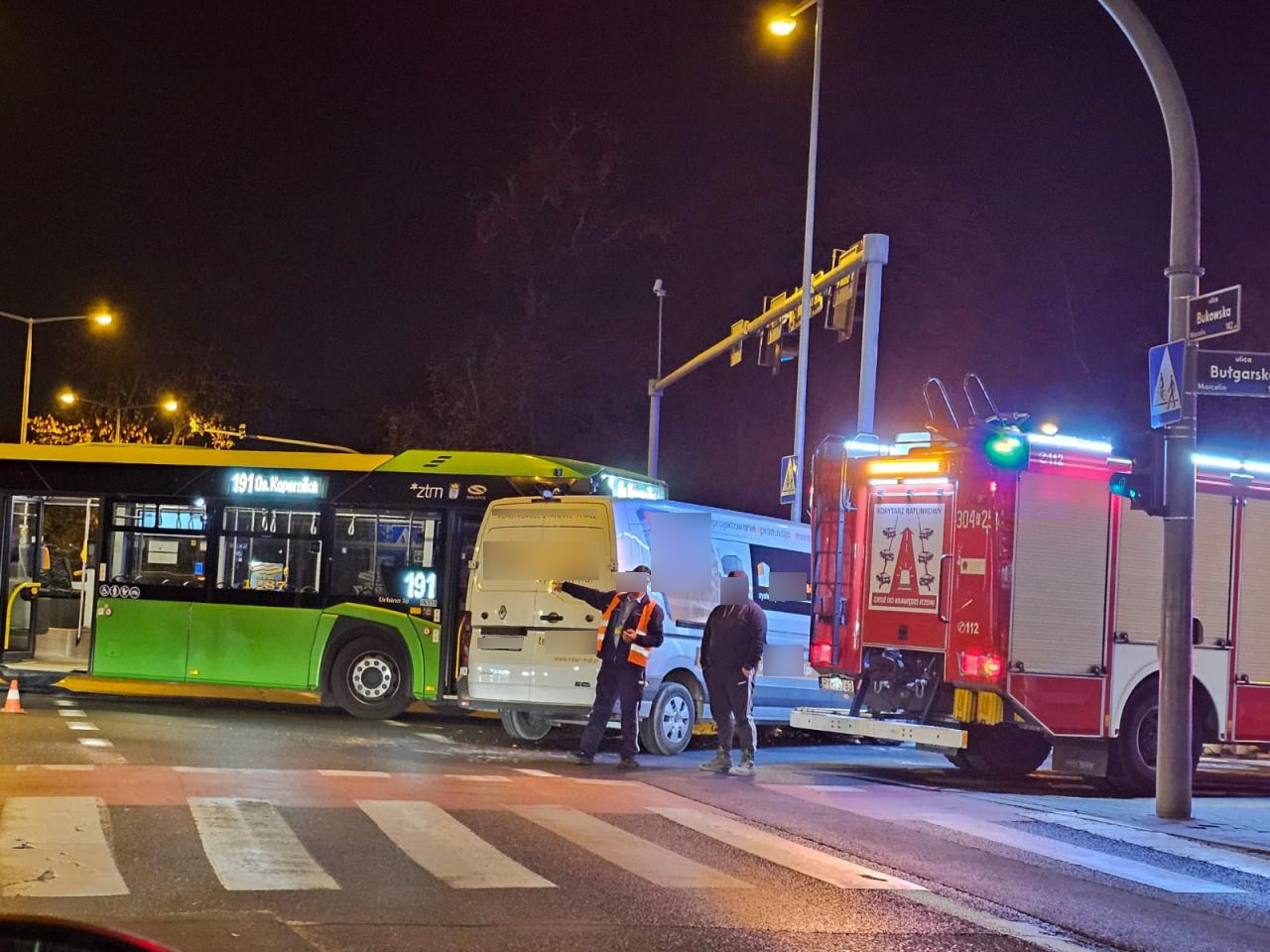Wypadek z udziałem autobusu na poznańskim skrzyżowaniu