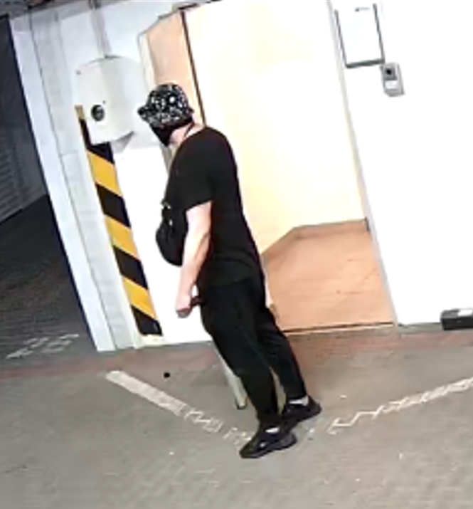 Sytuacja w poznańskiej hali garażowej. Policjanci szukają tych osób!