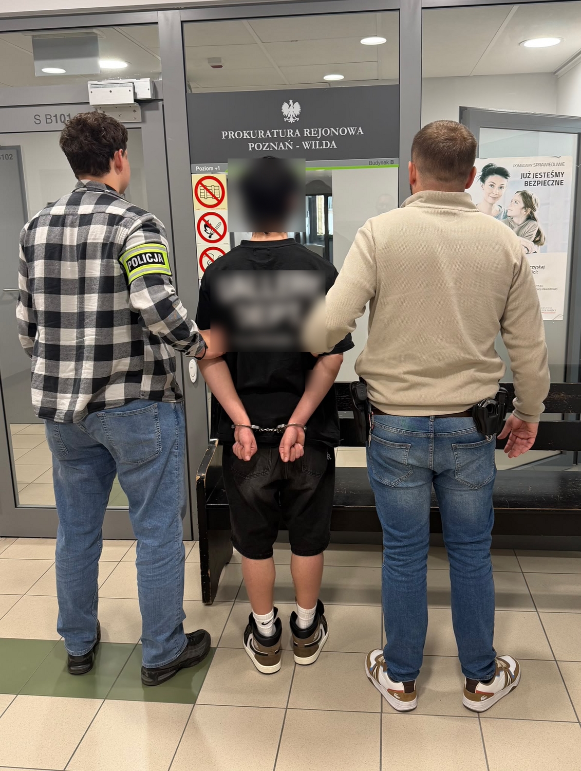 Groził wysadzeniem szkoły i dworca. Poznańscy policjanci zapukali do drzwi 19-latka