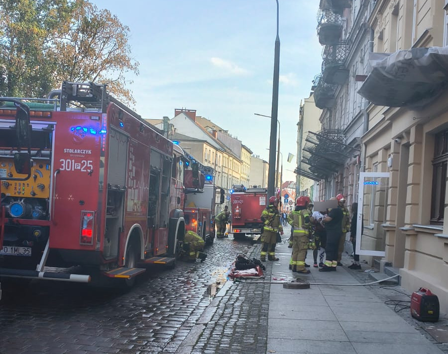 Pożar w kamienicy w centrum miasta. Pięć strażackich zastępów w akcji