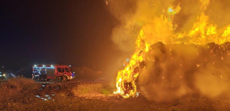 Paliły się baloty słomy. Ogień gwałtownie przemieszczał się na obiekt znajdujący się obok. Strażacy walczyli z czasem