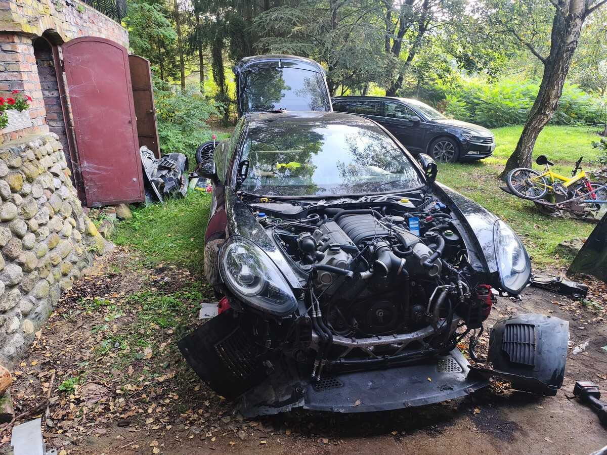 Poznańscy policjanci odzyskali skradzione w Niemczech Porsche. "Pojazd był już częściowo zdemontowany"