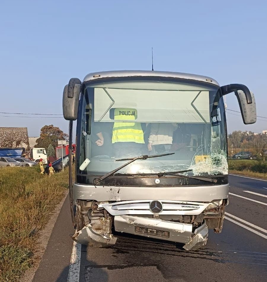 Kobieta nie ustąpiła pierwszeństwa kierowcy autobusu. W autobusie poróżowało około 25 osób