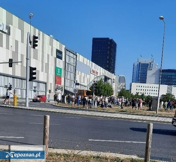 Poranna akcja w poznańskiej galerii. Ewakuowano kilkaset osób