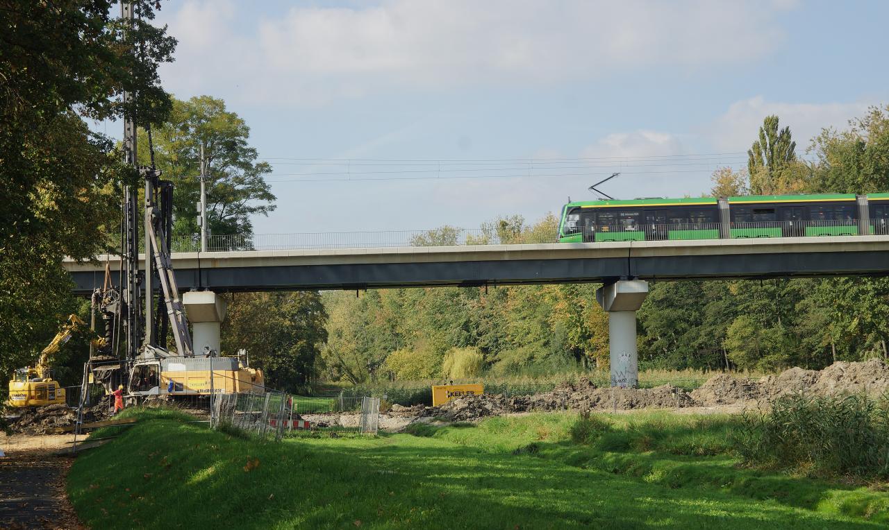 Powstanie nowa kładka dla pieszych i rowerzystów w Poznaniu. Tak plac budowy wygląda dziś