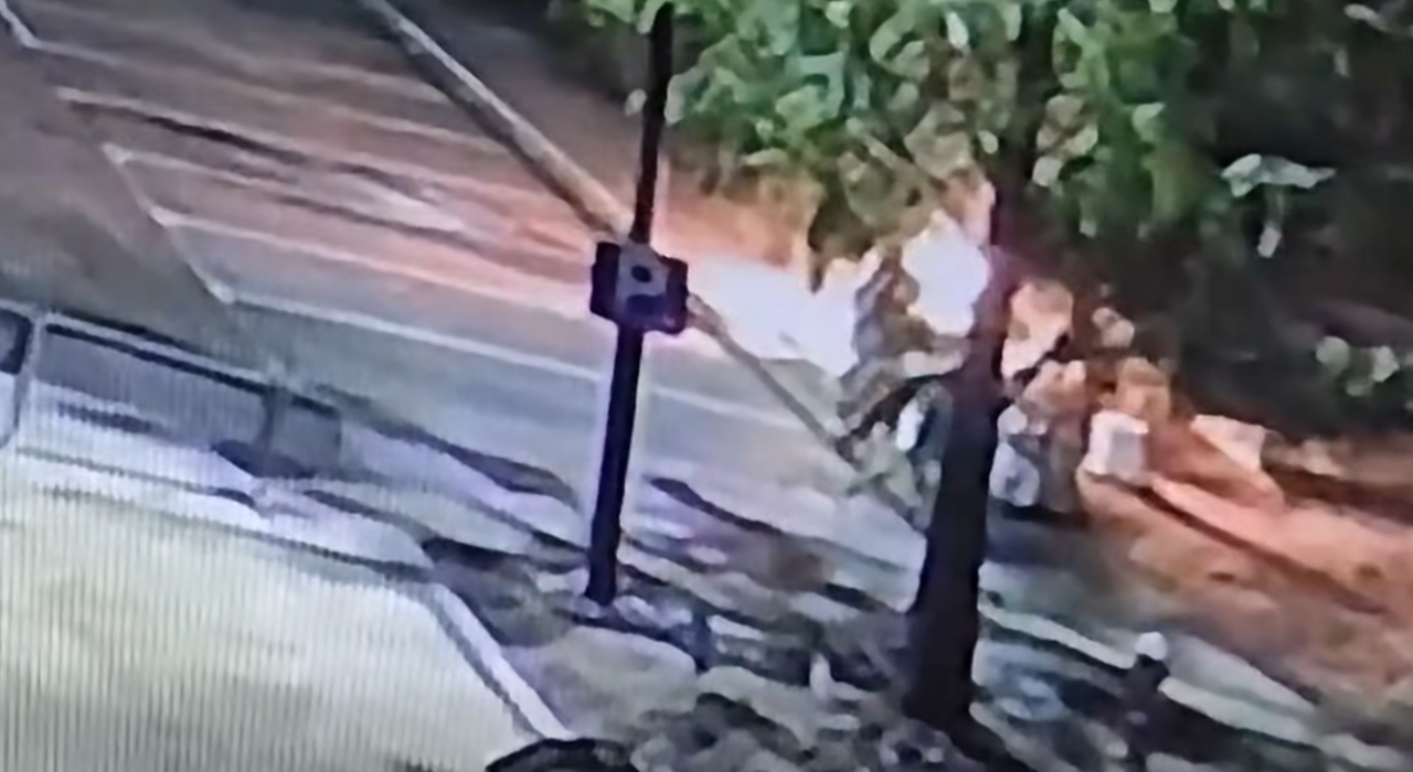 Policjanci zatrzymali podpalacza przenośnej toalety. Grozi mu więzienie