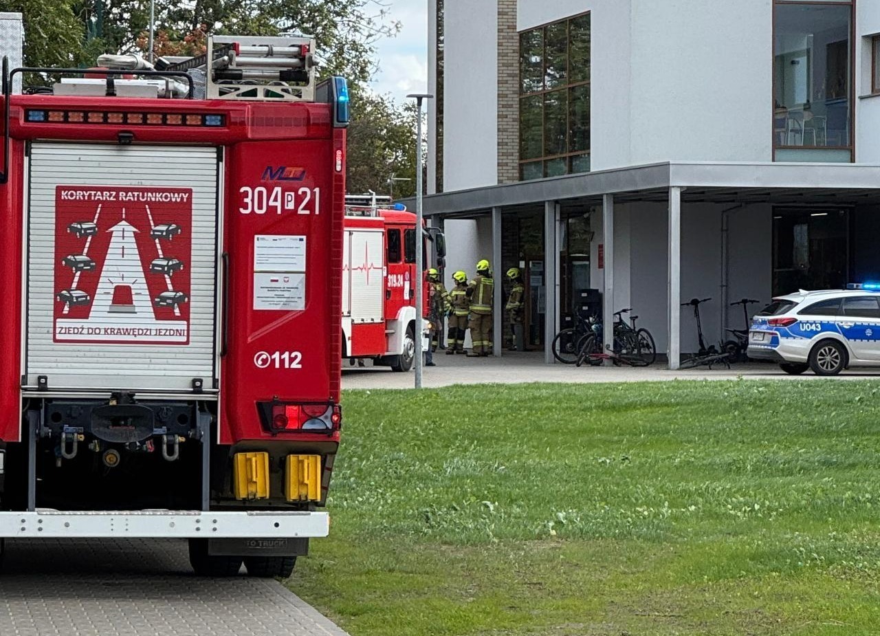 Akcja służb w szkole pod Poznaniem. Ewakuowano 250 osób