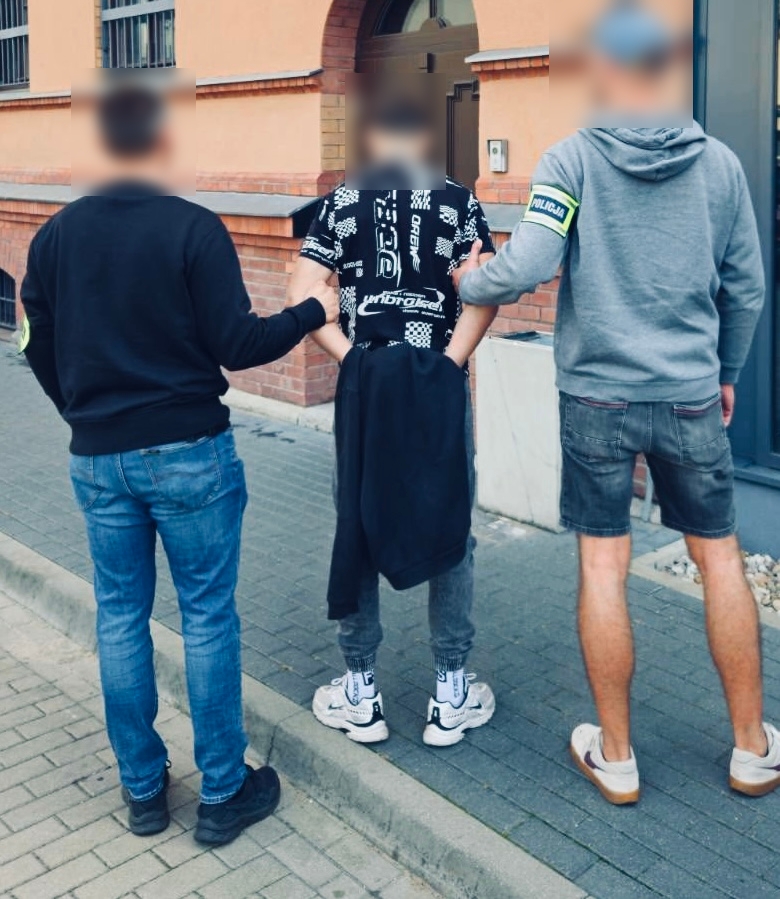 Lexus i Opel uszkodzone w Poznaniu. Zatrzymano 18-latka