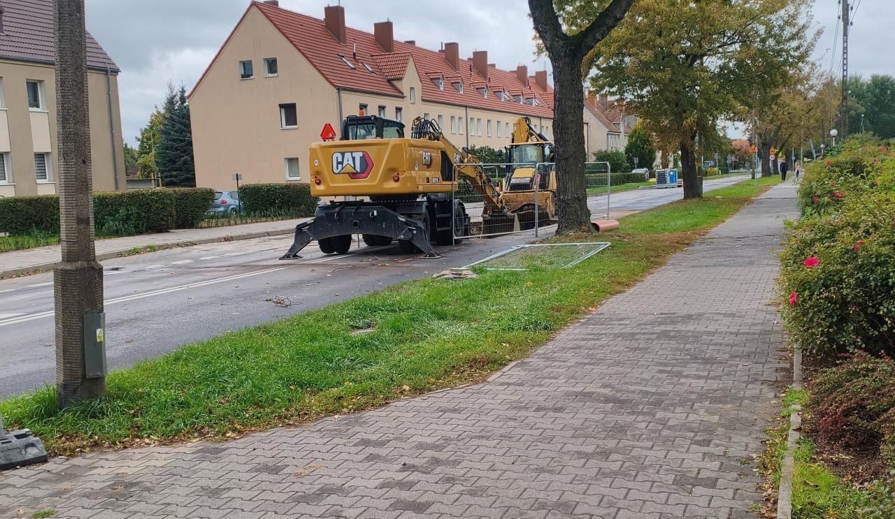 Ulica Opolska całkowicie zamknięta z powodu awaryjnej naprawy sieci kanalizacyjnej. "Żywej duszy nie widać"