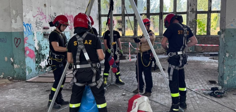 Strażacy na terenie dawnych Zakładów Naprawczych Taboru Kolejowego