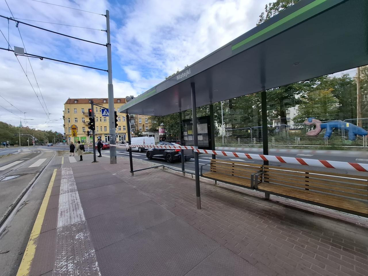 W nocy wjechała w przystanek tramwajowy w Poznaniu. realizowane są poszukiwania kierującej Audi