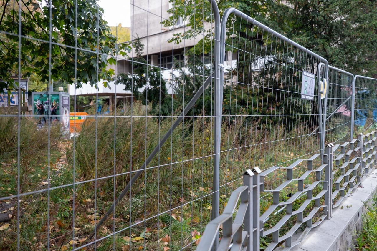 Kultowy budynek powoli znika z mapy Poznania. Pojawiły się ogrodzenia i ciężki sprzęt