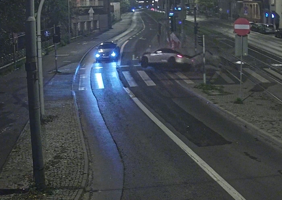 Zatrzymano kobietę, która nocą wjechała rozpędzonym Audi w przystanek w Poznaniu i uciekła