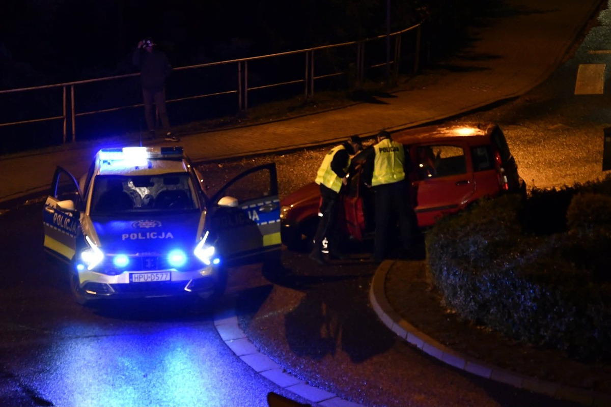 Nietypowo zachowujący się kierowca zwrócił uwagę policjantów w regionie. Zatrzymał samochód na pasie zieleni na rondzie
