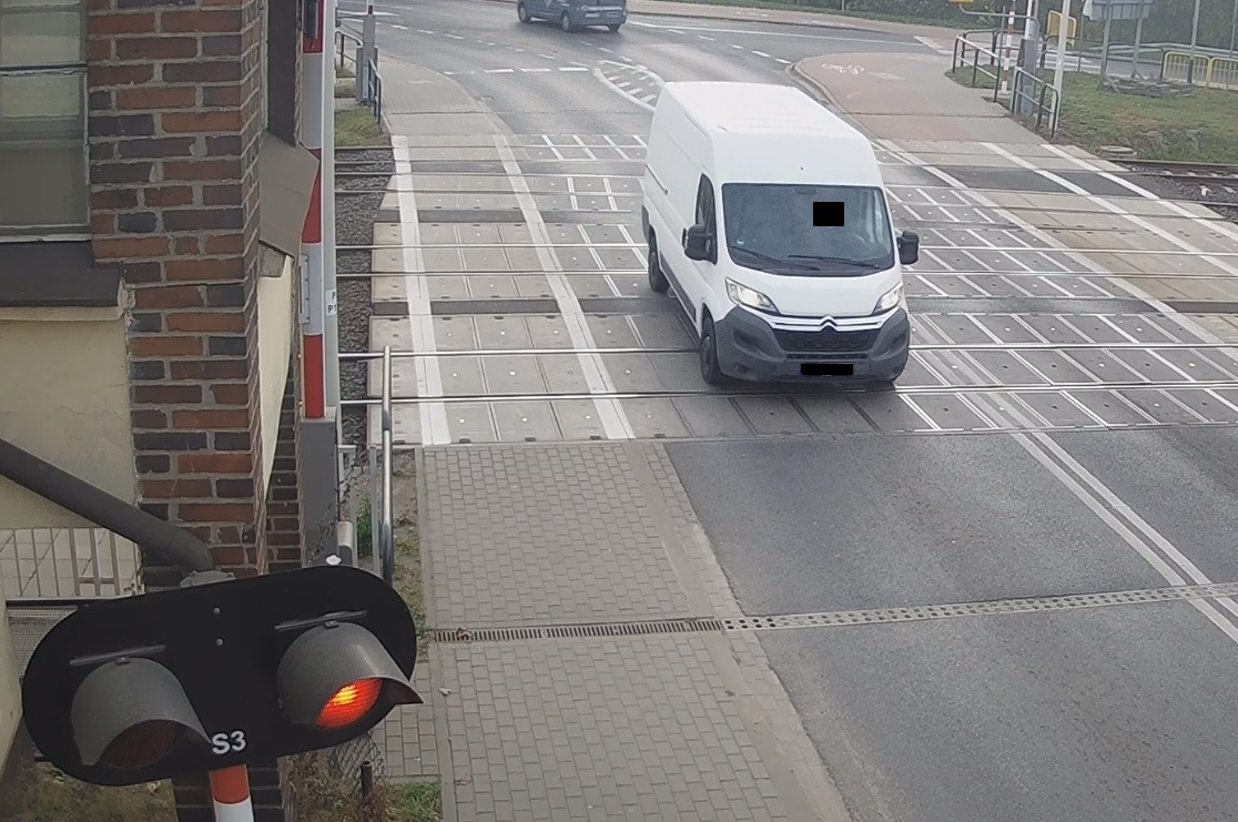 Wjechał na przejazd kolejowy mimo czerwonego światła. To nie był jedyny problem tego kierowcy