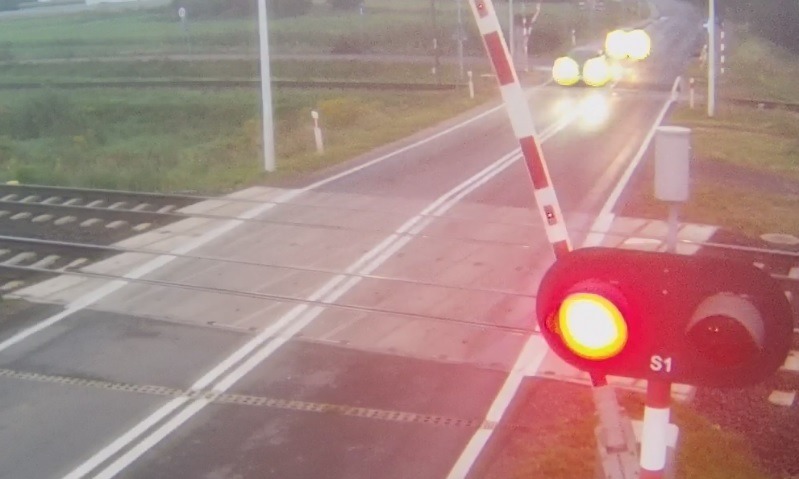 Kolejna niebezpieczna sytuacja na przejeździe kolejowym w regionie. Wjechała między zamykające się rogatki autem i stanęła