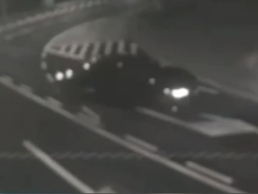 Driftował BMW po poznańskim rondzie, skończyło się na słupie. Wysadził pasażerów i odjechał