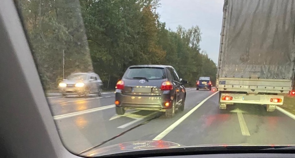 Zepsute auto na jezdni ruchliwej trasy w Poznaniu. Korki!