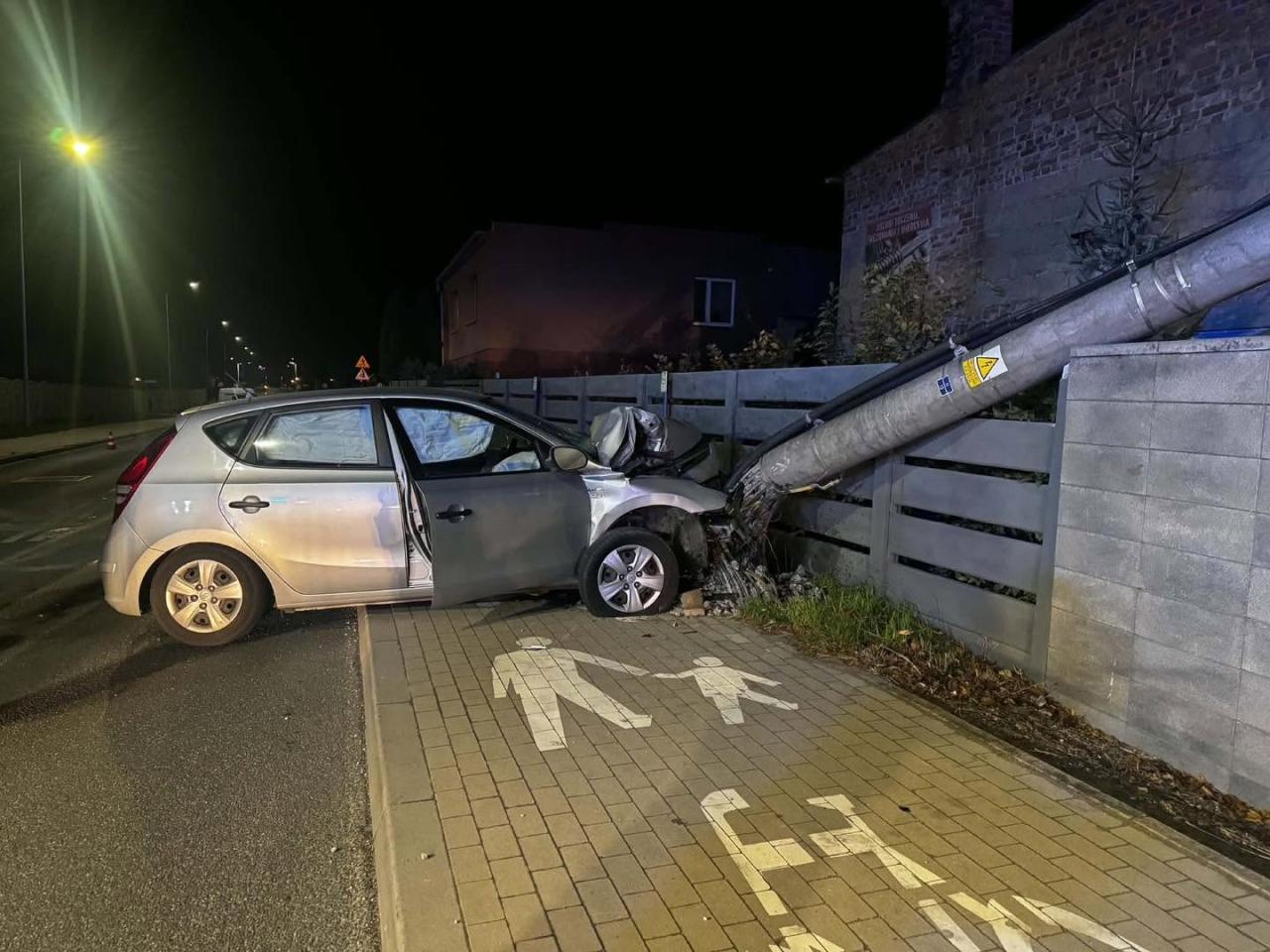 Nocny wypadek pod Poznaniem. Wjechała w słup