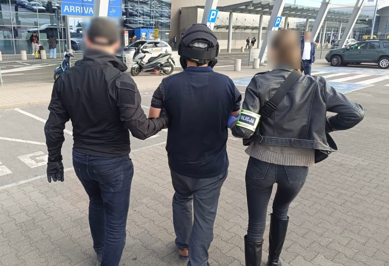 Ukrainiec deportowany z Polski za notoryczne łamanie przepisów. Ukradł towar z poznańskiego sklepu i miał amfetaminę