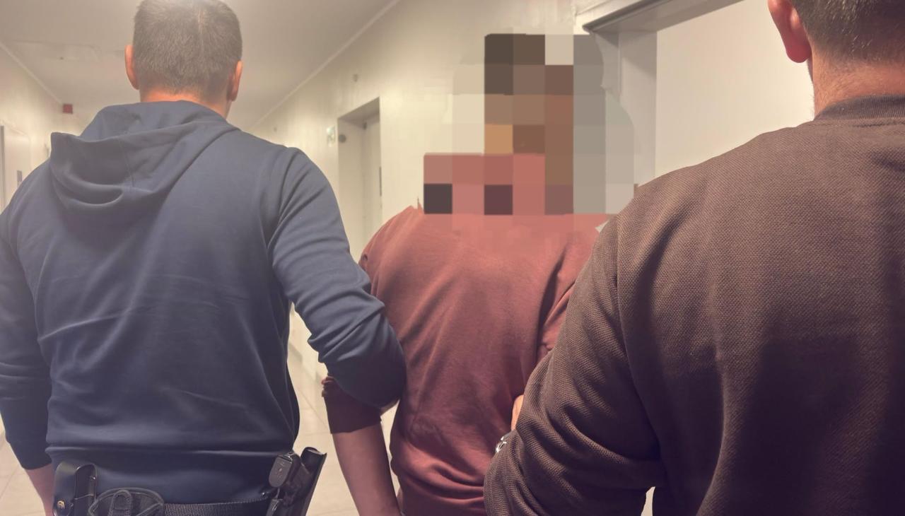 Rozsyłał nagrania z groźbami użycia noża i broni palnej do uczniów wielkopolskiej szkoły. 19-latka zatrzymano