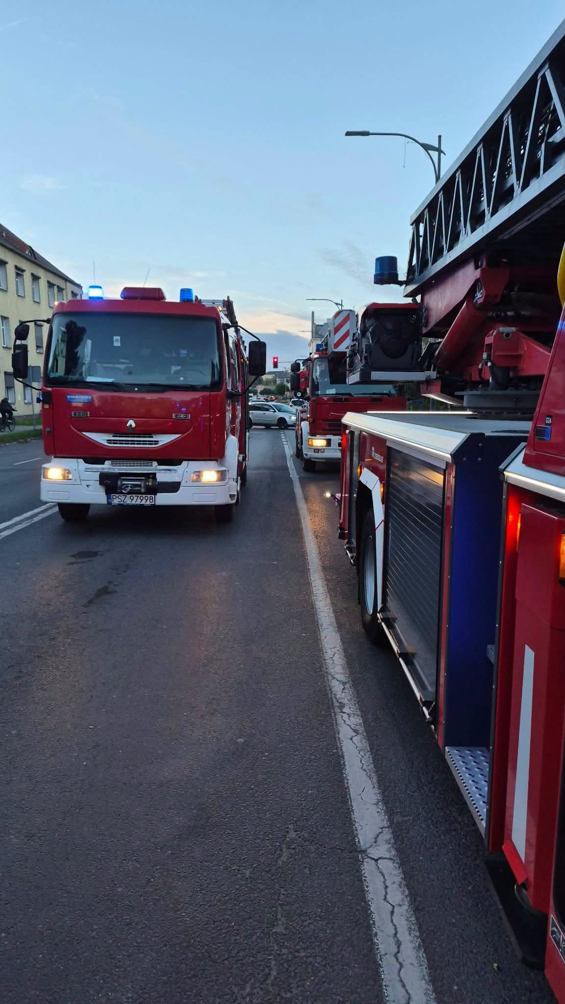 Pożar kamienicy w regionie. Silne zadymienie, iskry i kilka osób uwięzionych w budynku