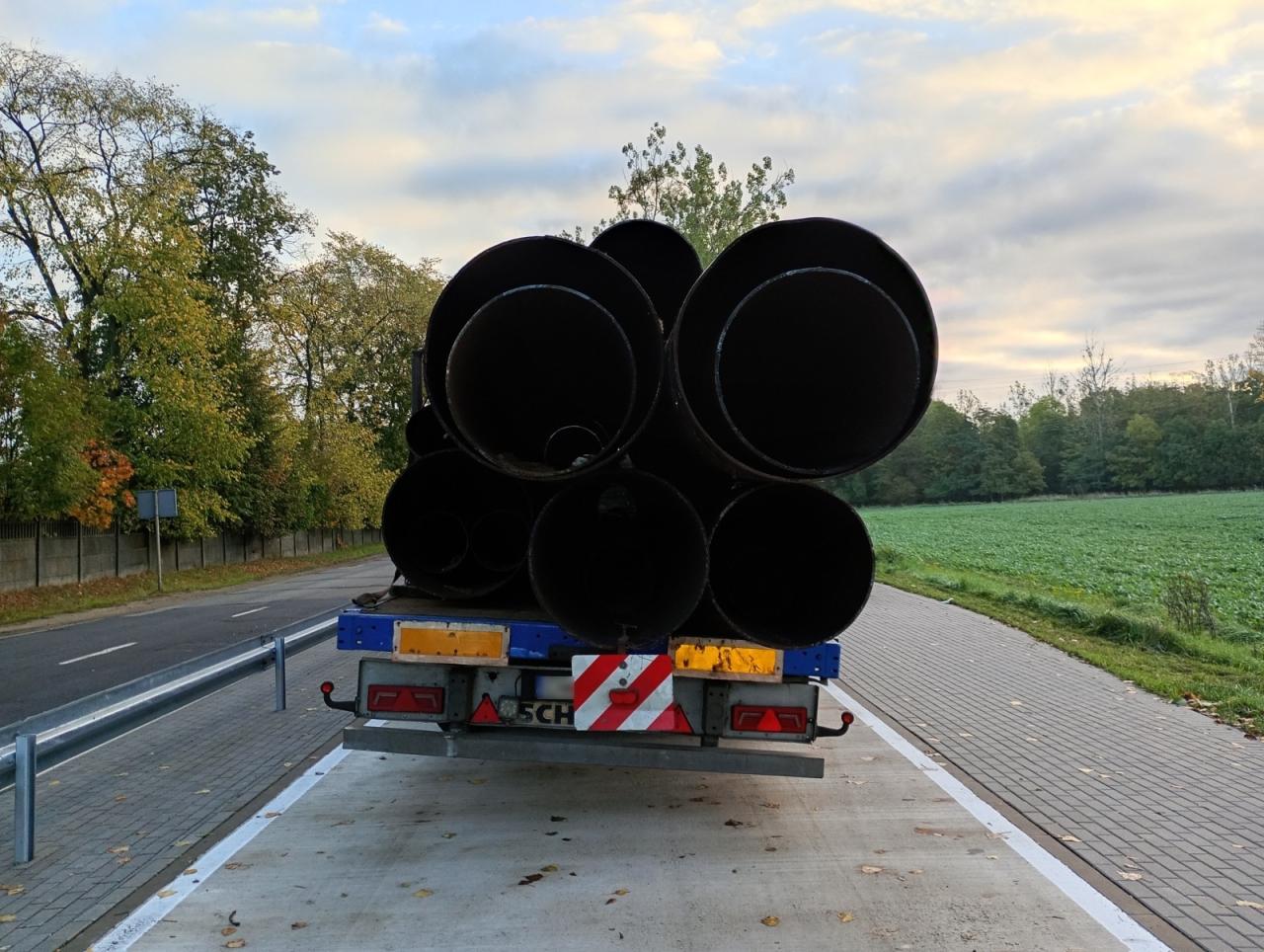 Rury w rurach, a do tego przechylone na jedną stronę. Niebezpieczny transport zatrzymany do kontroli na wschodzie regionu