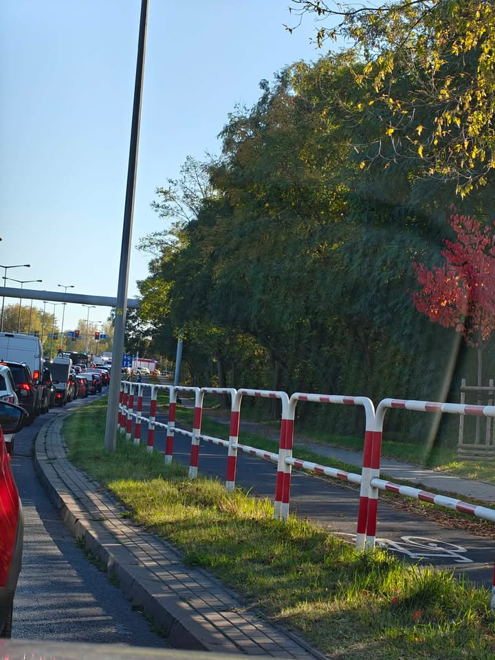 Wypadek w okolicach poznańskiego szpitala. Kierowcy stoją w ogromnym korku