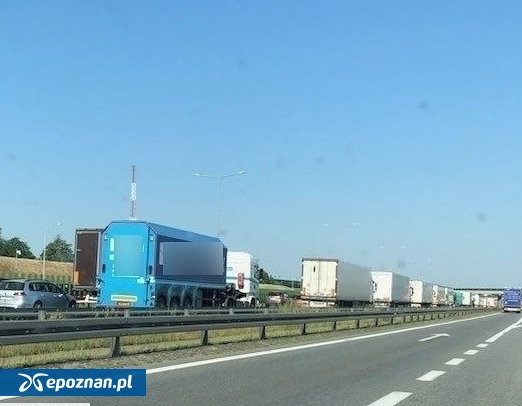 Na A2 przewróciła się laweta przewożąca samochody. "Długo tego nie odblokują, współczuję stojącym w tym korku"