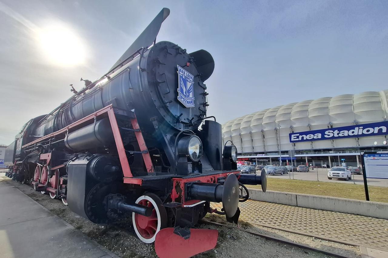 Ważąca 150 ton "Legenda" stoi w charakterystycznym miejscu Poznania już 10 lat