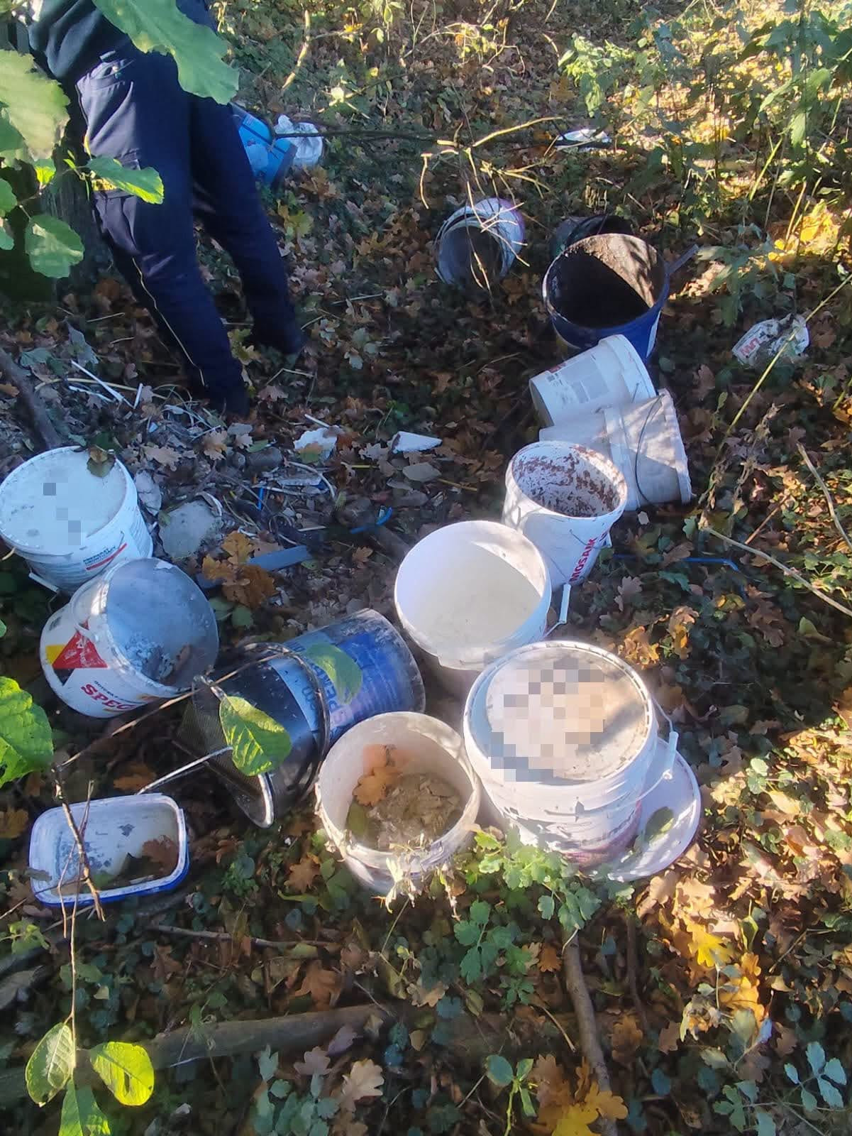 Taki widok na poboczu drogi w regionie. Wiadomo, kto to zostawił