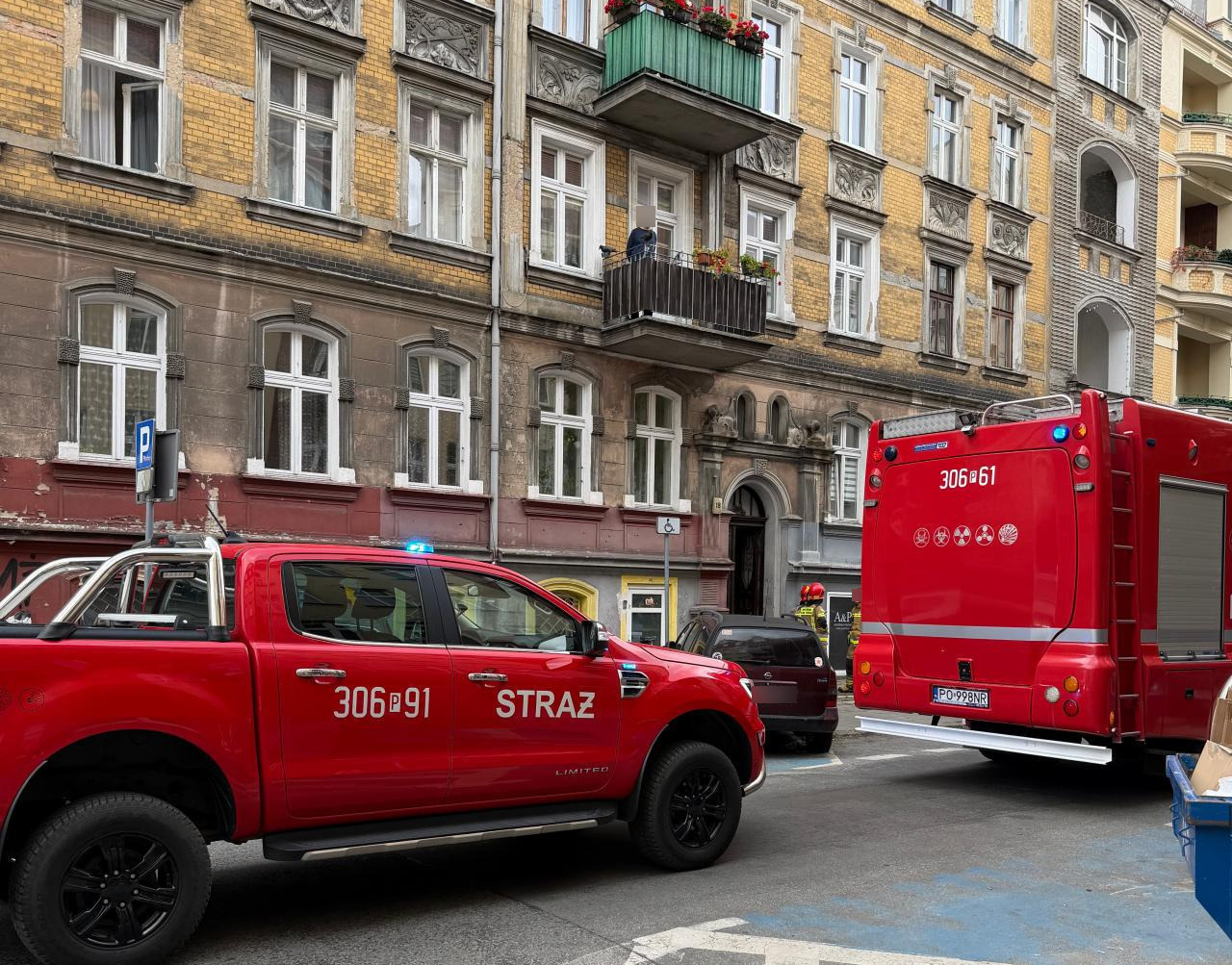 Wozy strażackie w tym grupa chemiczna przy poznańskiej kamienicy
