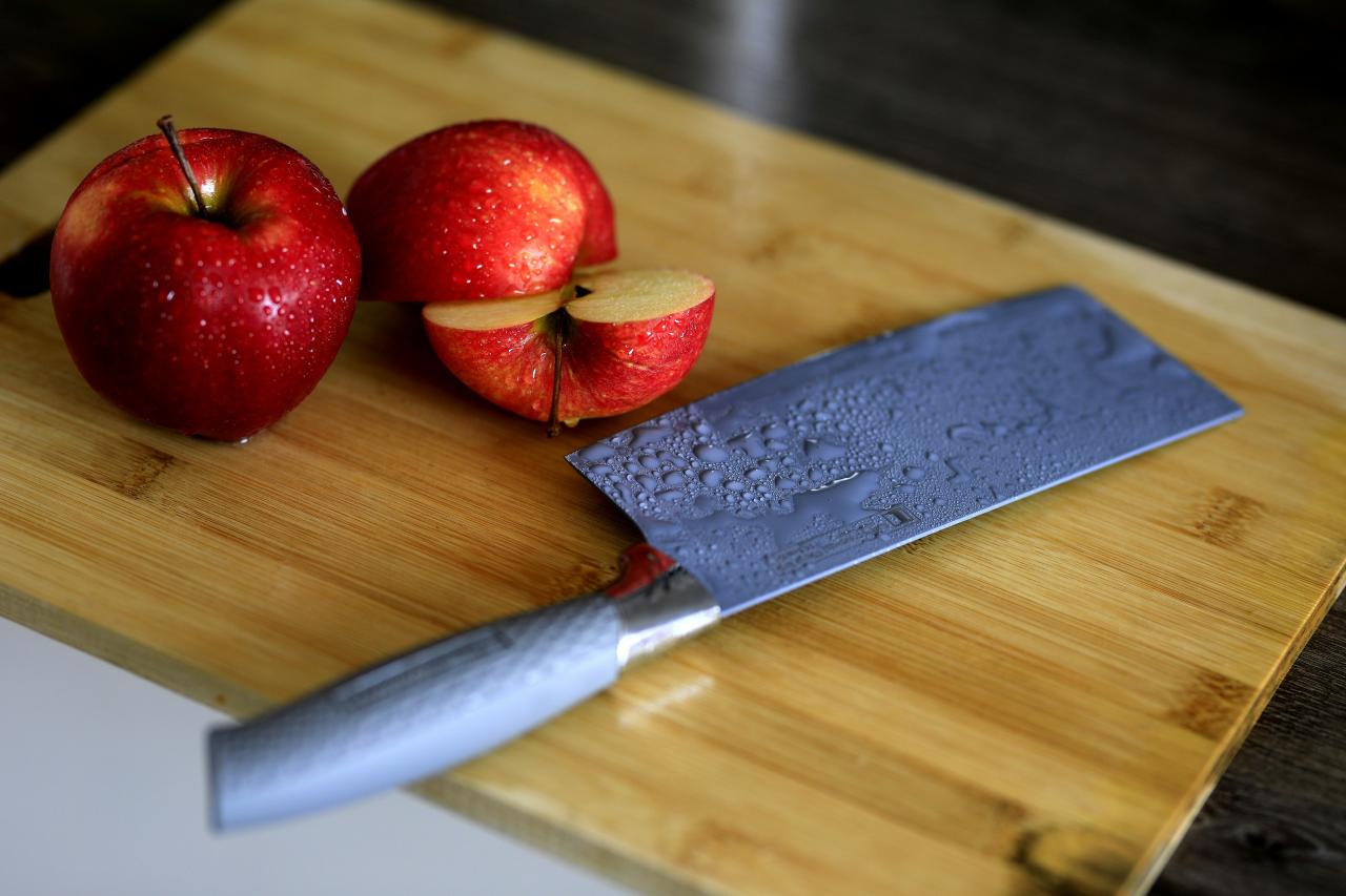 W "krwawy piątek" przechadzały się po osiedlu w regionie z kapturami na głowach i tasakiem w ręku. Nagranie ma milion wyświetleń. Interweniowała policja