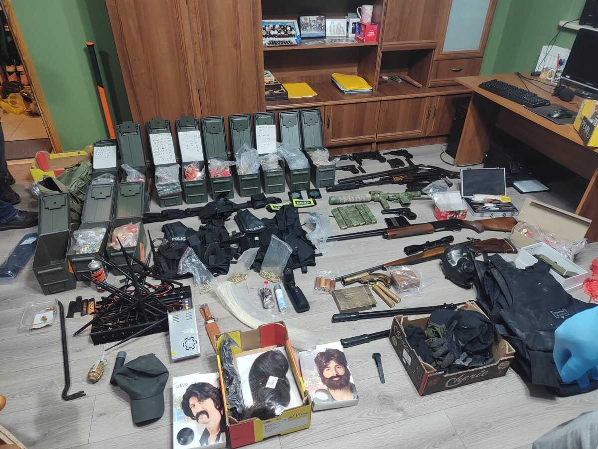 Podszyli się pod policjantów i wtargnęli do domu przedsiębiorcy spod Gniezna. Zatrzymano 5 osób, zabezpieczono arsenał broni