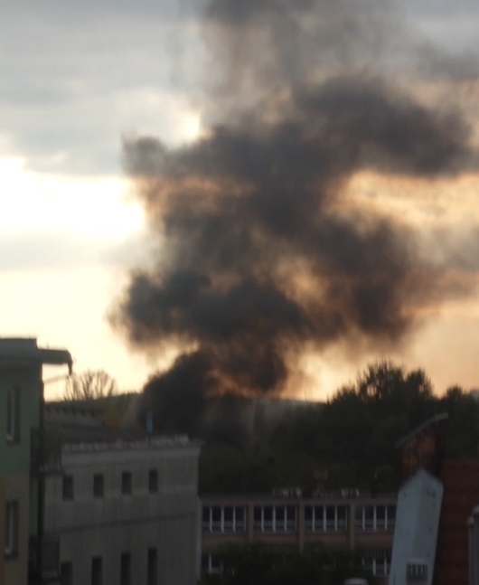 Czarny dym nad Wildą. Pali się opuszczony dom